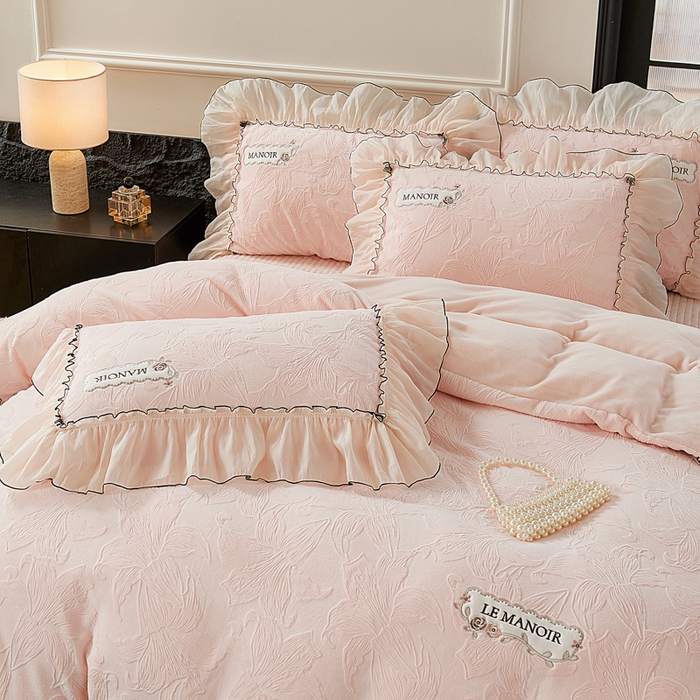 91家纺网 家纺一手货源 找家纺 木兰花 2025新款雕花全消光牛奶绒床盖款四件套 浪漫花语-粉