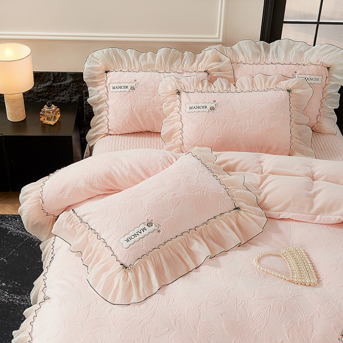 91家纺网 家纺一手货源 找家纺 木兰花 2025新款雕花全消光牛奶绒床盖款四件套 浪漫花语-粉