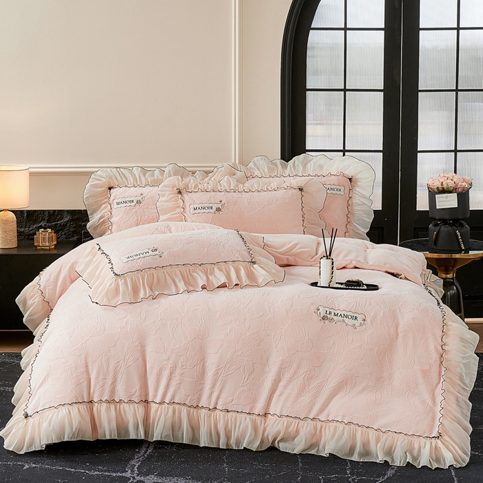 91家纺网 家纺一手货源 找家纺 木兰花 2025新款雕花全消光牛奶绒床盖款四件套 浪漫花语-粉