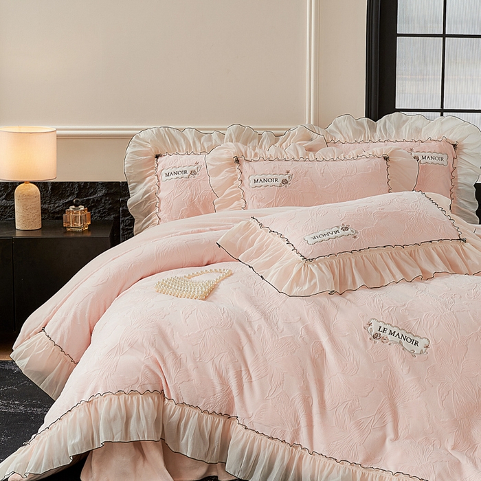 91家纺网 家纺一手货源 找家纺 木兰花 2025新款雕花全消光牛奶绒床盖款四件套 浪漫花语-粉