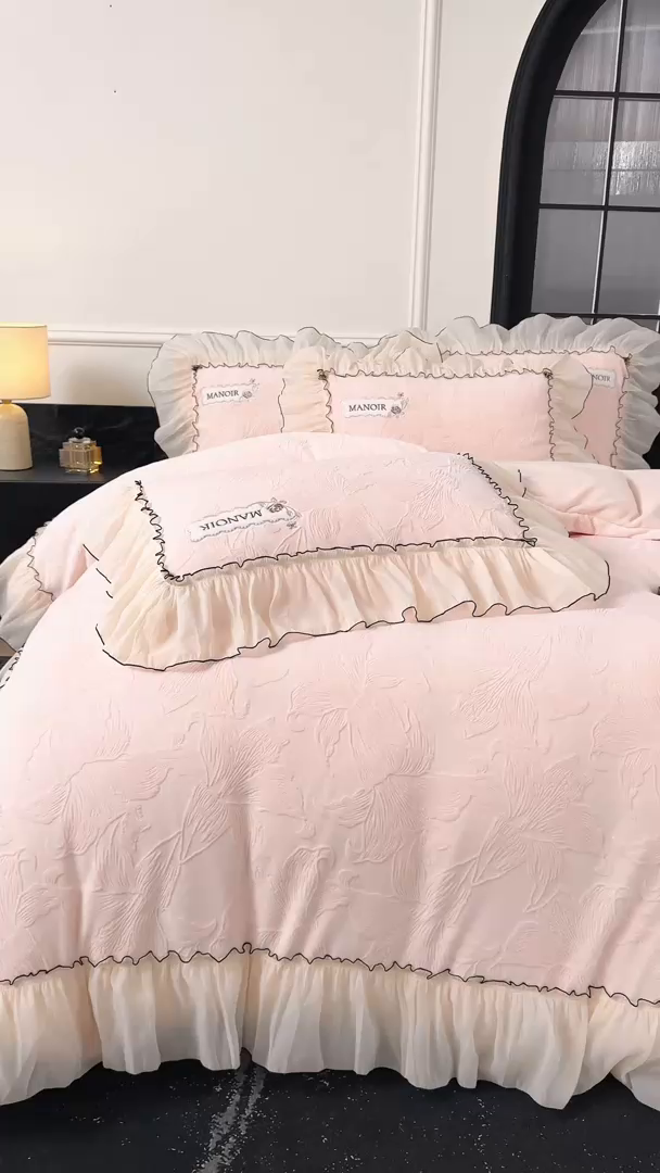 91家纺网 家纺一手货源 找家纺 木兰花 2025新款雕花全消光牛奶绒床盖款四件套 浪漫花语-粉