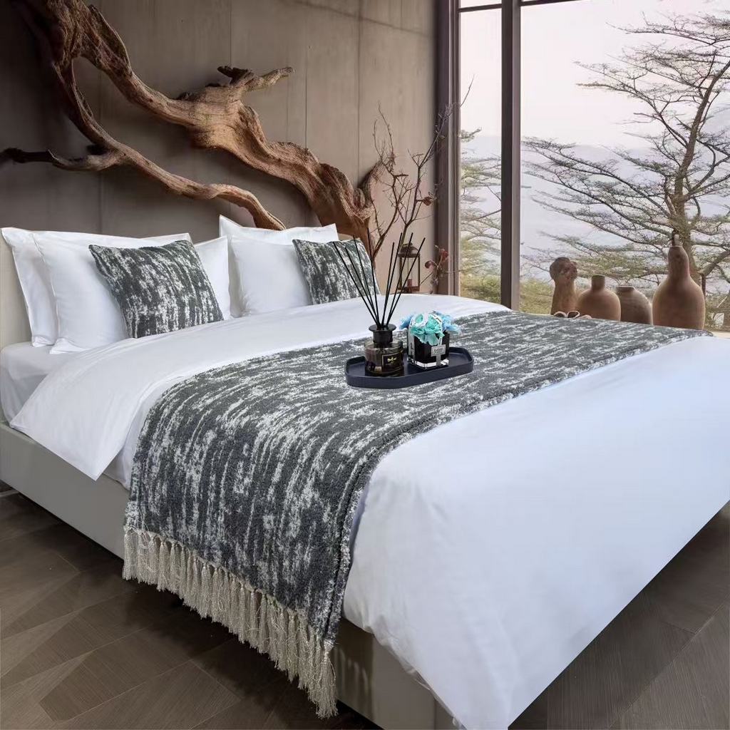 91家纺网 家纺一手货源 找家纺 （总）安力森/诚臻酒店用品 2025新款轻奢毛绒卡其色床尾巾高级酒店床旗简约诧寂风搭巾民宿床尾毯搭毯