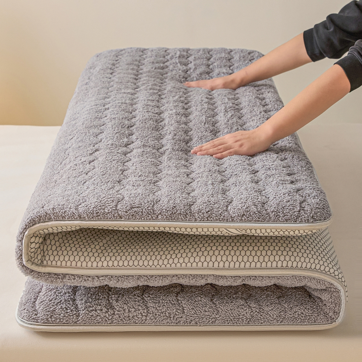 91家纺网 家纺一手货源 找家纺 缦吉 2025新款加厚羊羔绒床垫床褥-成人款 灰色