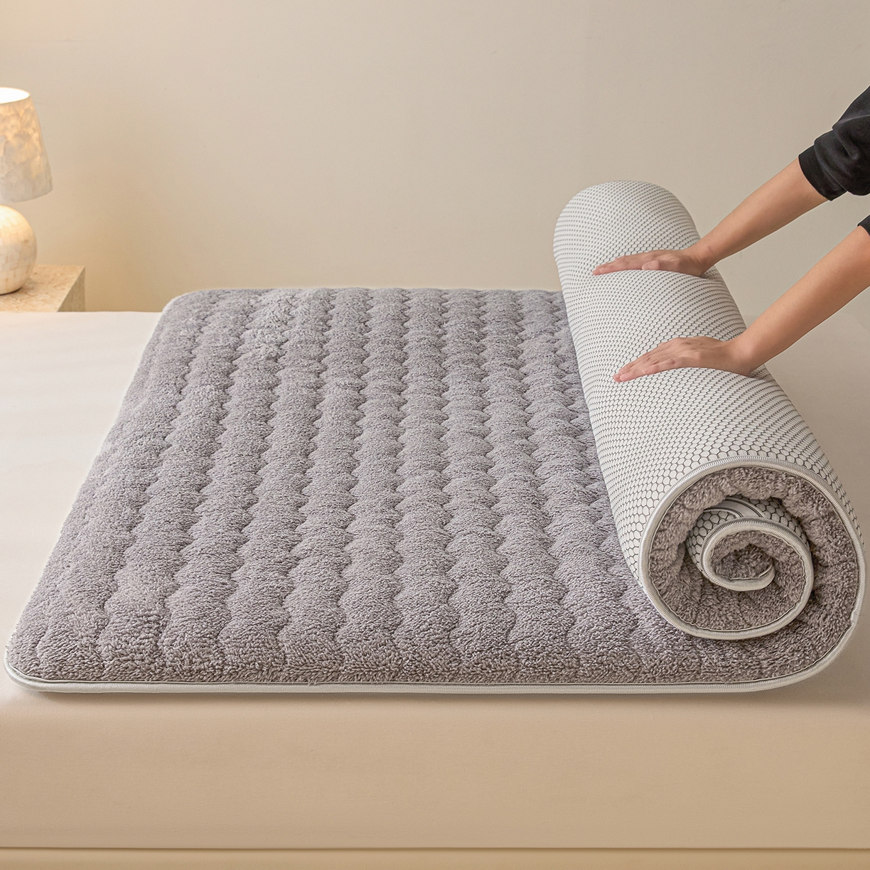 91家纺网 家纺一手货源 找家纺 缦吉 2025新款加厚羊羔绒床垫床褥-成人款 灰色