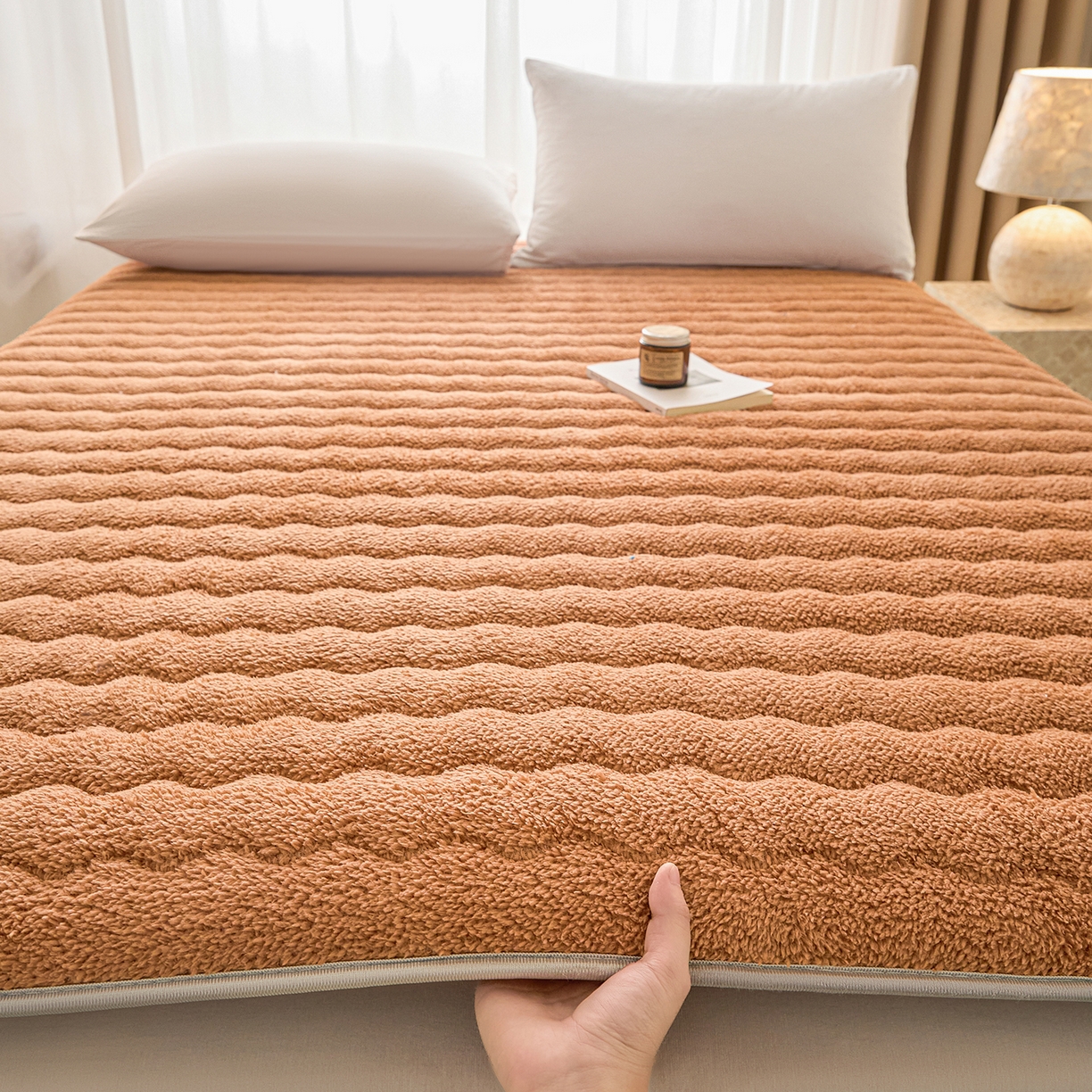 91家纺网 家纺一手货源 找家纺 缦吉 2025新款加厚羊羔绒床垫床褥-成人款 咖色