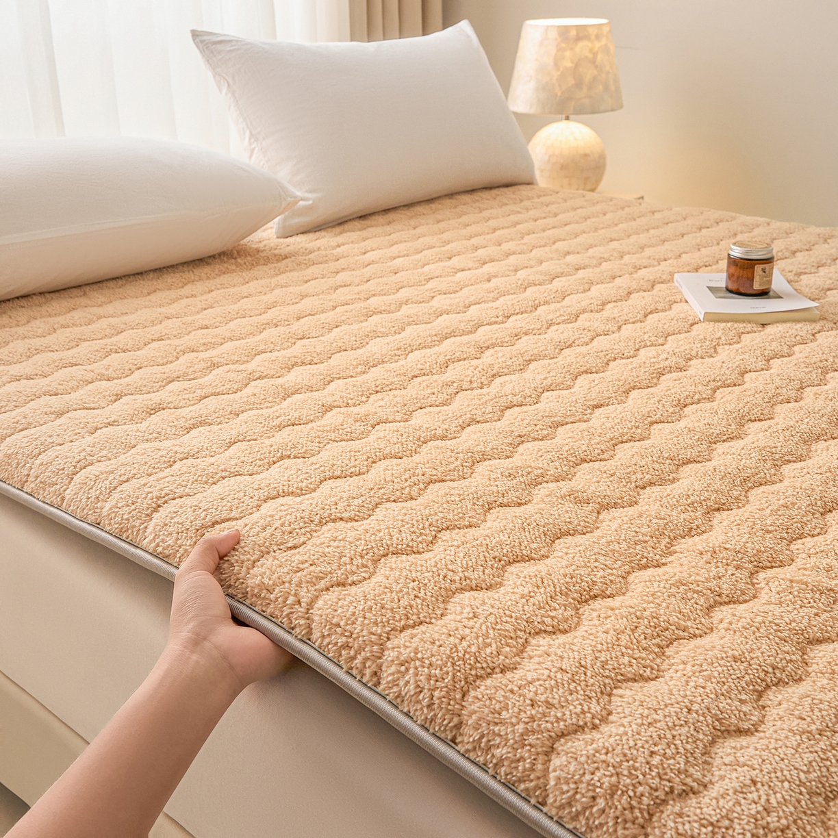 91家纺网 家纺一手货源 找家纺 缦吉 2025新款加厚羊羔绒床垫床褥-成人款 驼色