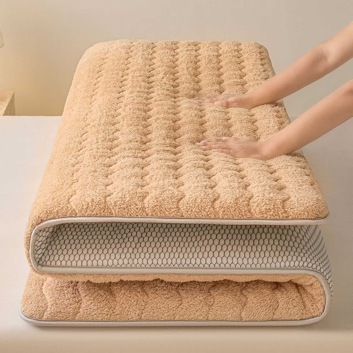 91家纺网 家纺一手货源 找家纺 缦吉 2025新款加厚羊羔绒床垫床褥-成人款 驼色