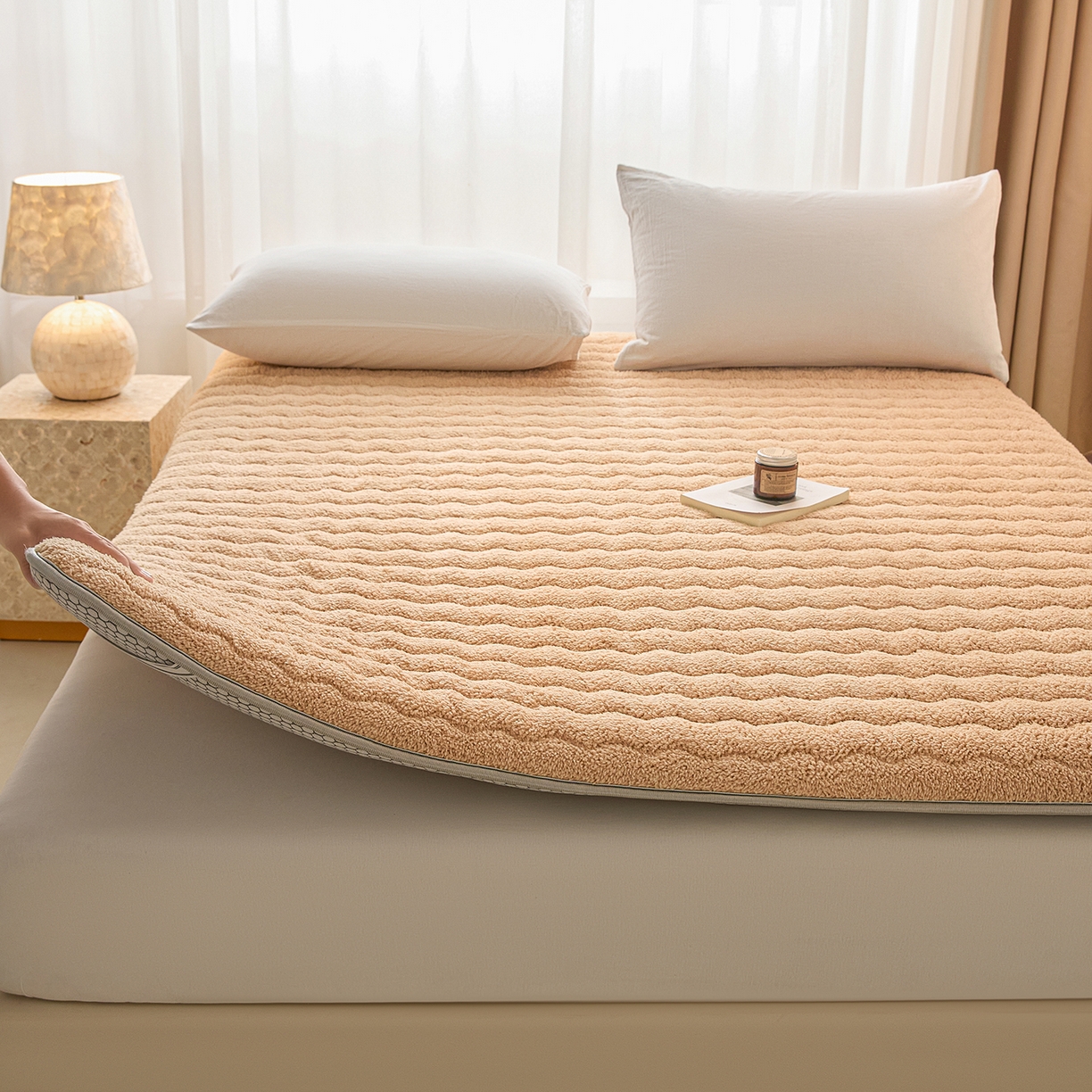 91家纺网 家纺一手货源 找家纺 缦吉 2025新款加厚羊羔绒床垫床褥-成人款 驼色