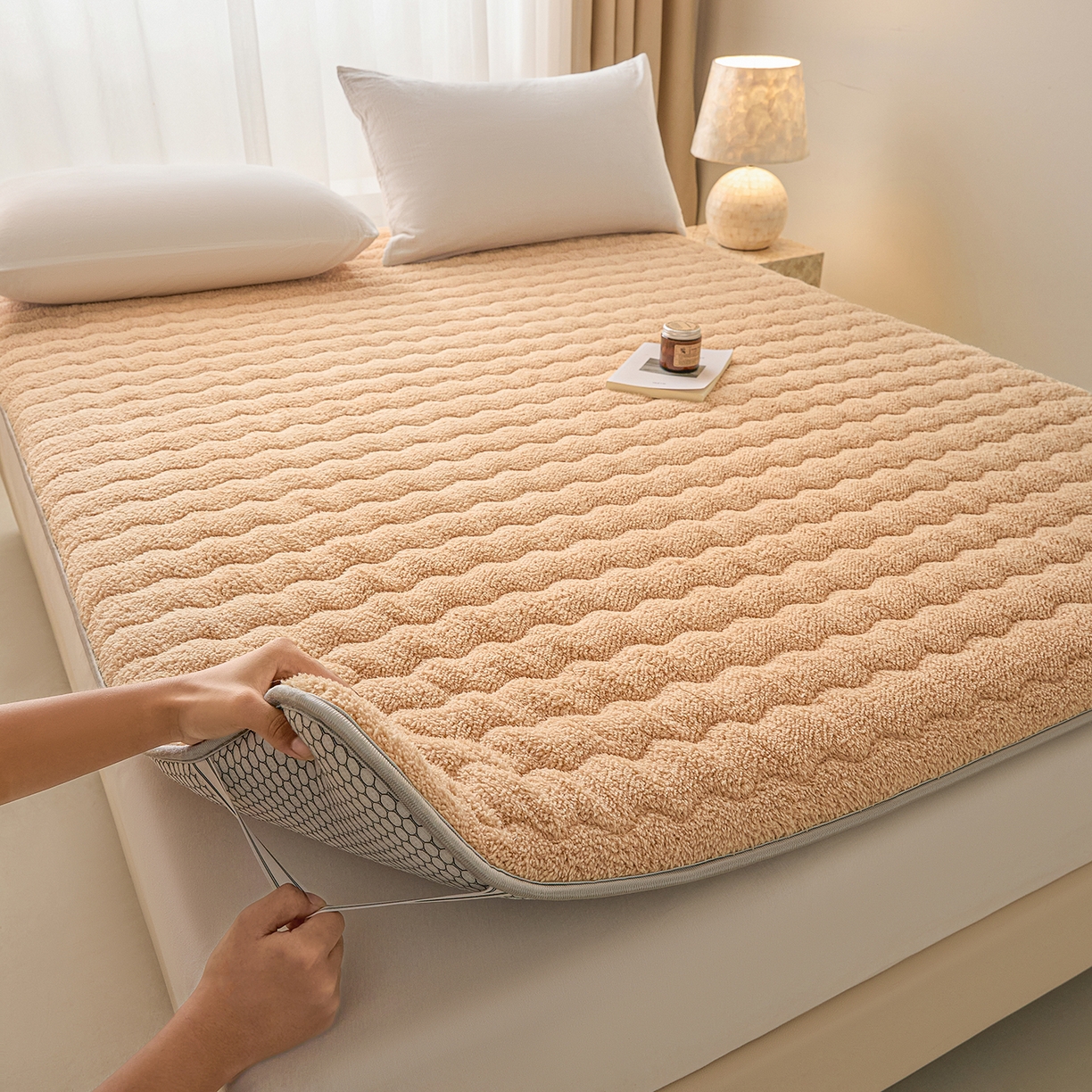 91家纺网 家纺一手货源 找家纺 缦吉 2025新款加厚羊羔绒床垫床褥-成人款 驼色