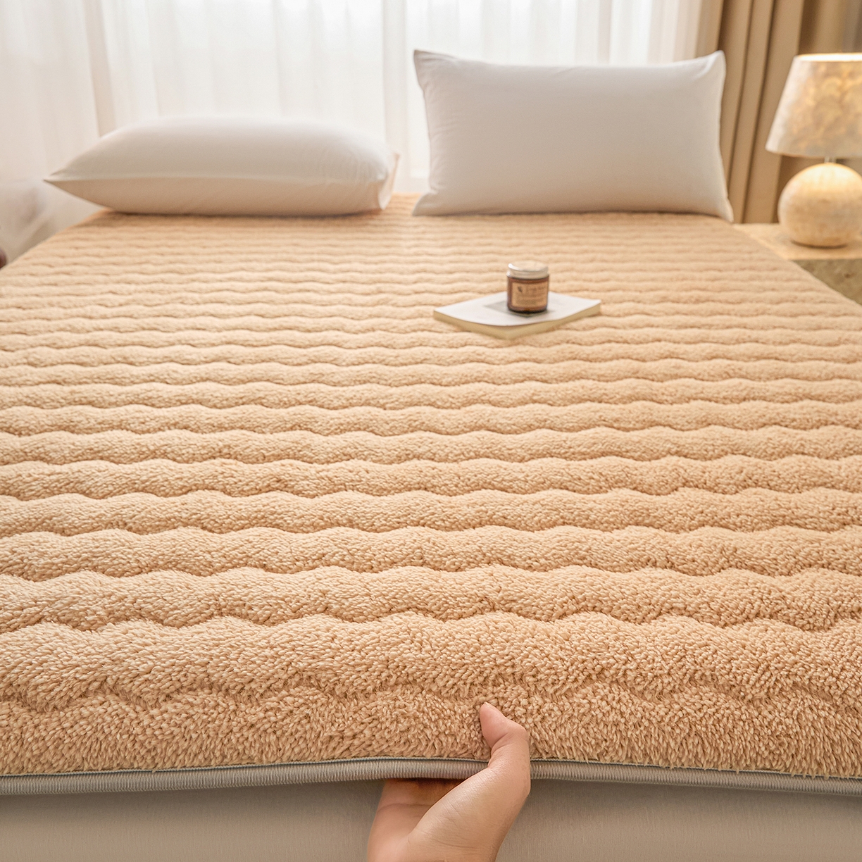 91家纺网 家纺一手货源 找家纺 缦吉 2025新款加厚羊羔绒床垫床褥-成人款 驼色