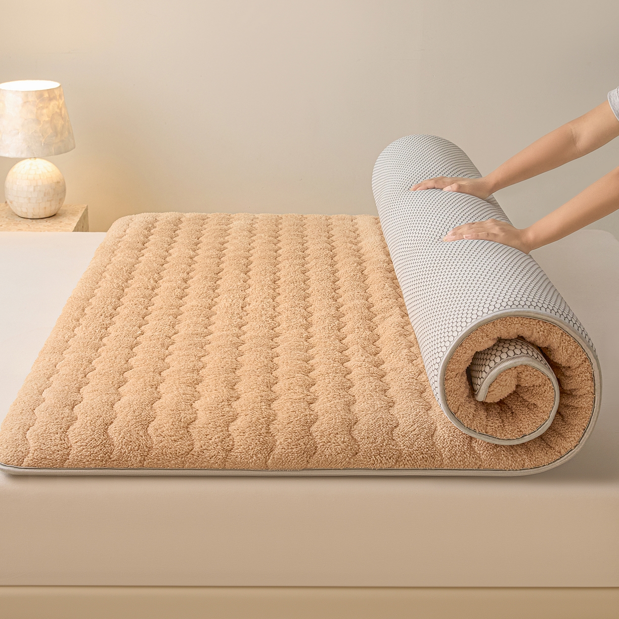 91家纺网 家纺一手货源 找家纺 缦吉 2025新款加厚羊羔绒床垫床褥-成人款 驼色