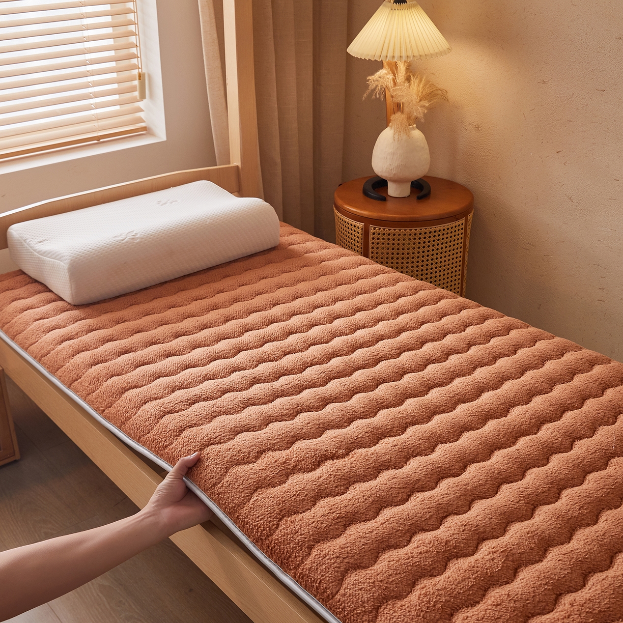 91家纺网 家纺一手货源 找家纺 缦吉 2025新款加厚羊羔绒床垫床褥-学生款 咖色