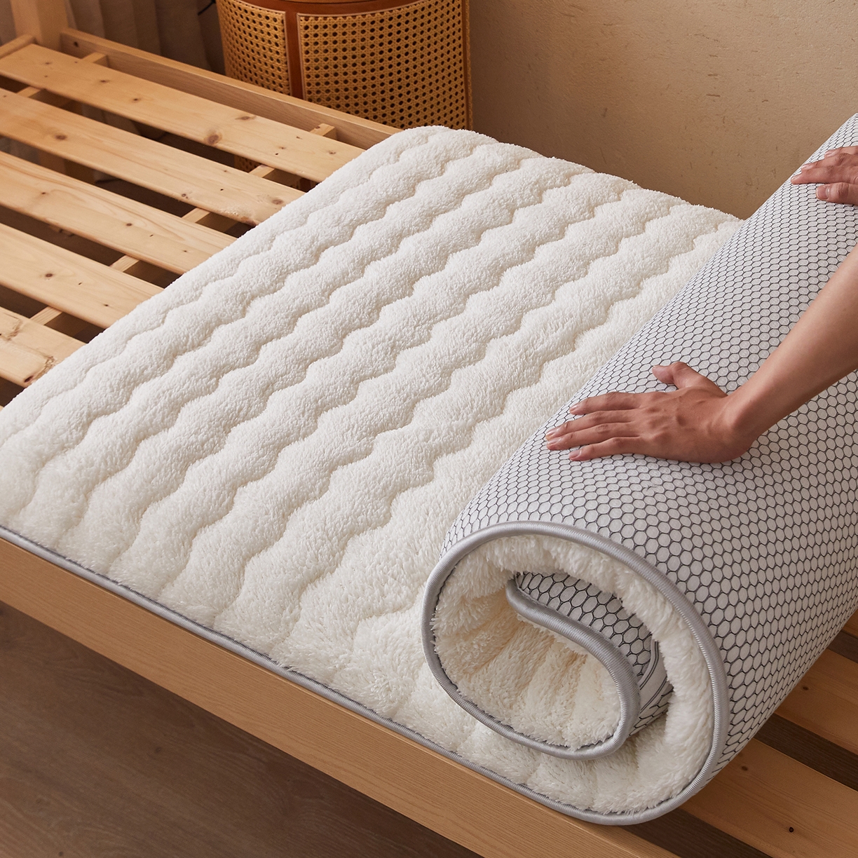 91家纺网 家纺一手货源 找家纺 （总）缦吉 2025新款加厚羊羔绒床垫床褥-学生款