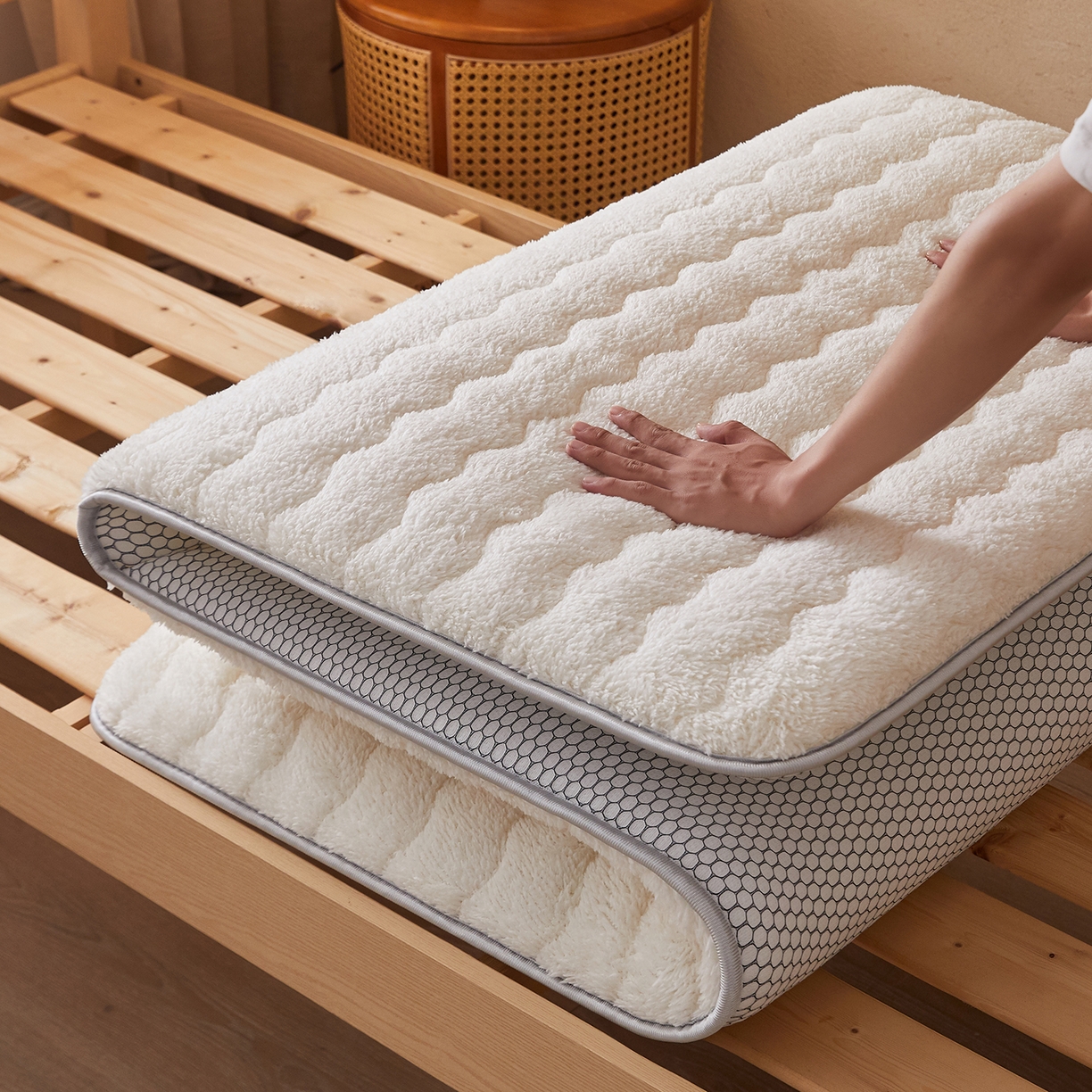 91家纺网 家纺一手货源 找家纺 缦吉 2025新款加厚羊羔绒床垫床褥-学生款 白色