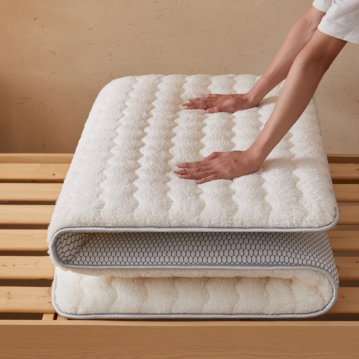 91家纺网 家纺一手货源 找家纺 缦吉 2025新款加厚羊羔绒床垫床褥-学生款 白色