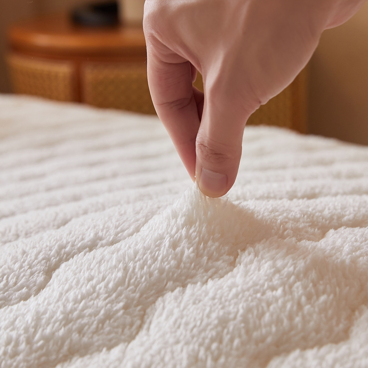 91家纺网 家纺一手货源 找家纺 缦吉 2025新款加厚羊羔绒床垫床褥-学生款 白色