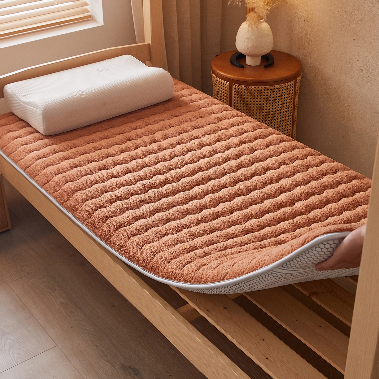 91家纺网 家纺一手货源 找家纺 缦吉 2025新款加厚羊羔绒床垫床褥-学生款 咖色