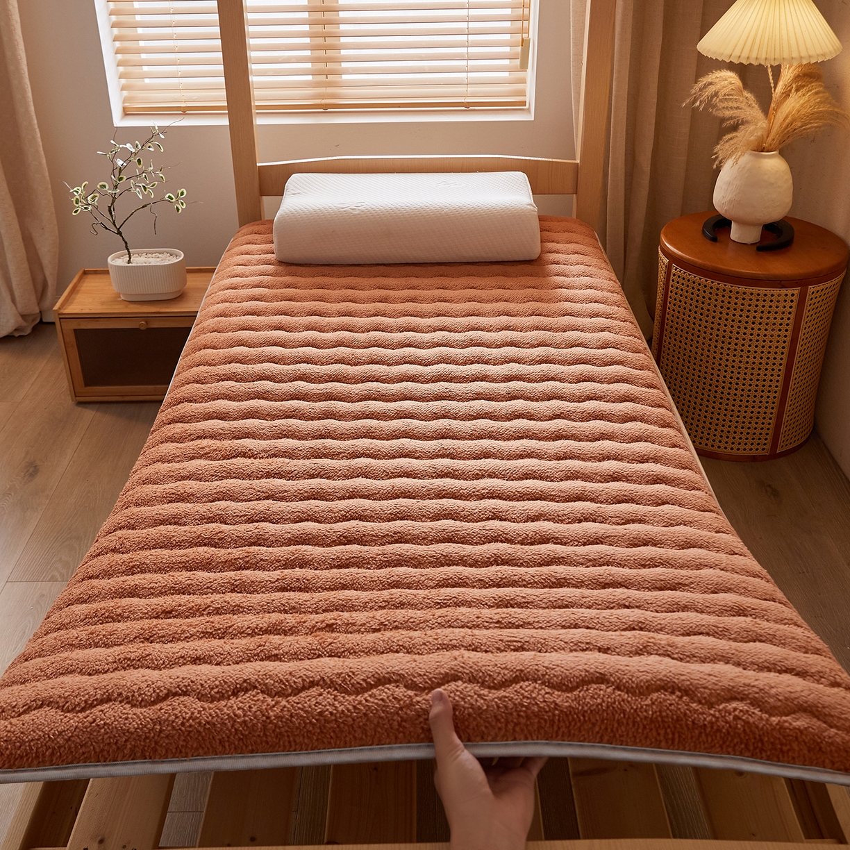 91家纺网 家纺一手货源 找家纺 缦吉 2025新款加厚羊羔绒床垫床褥-学生款 咖色