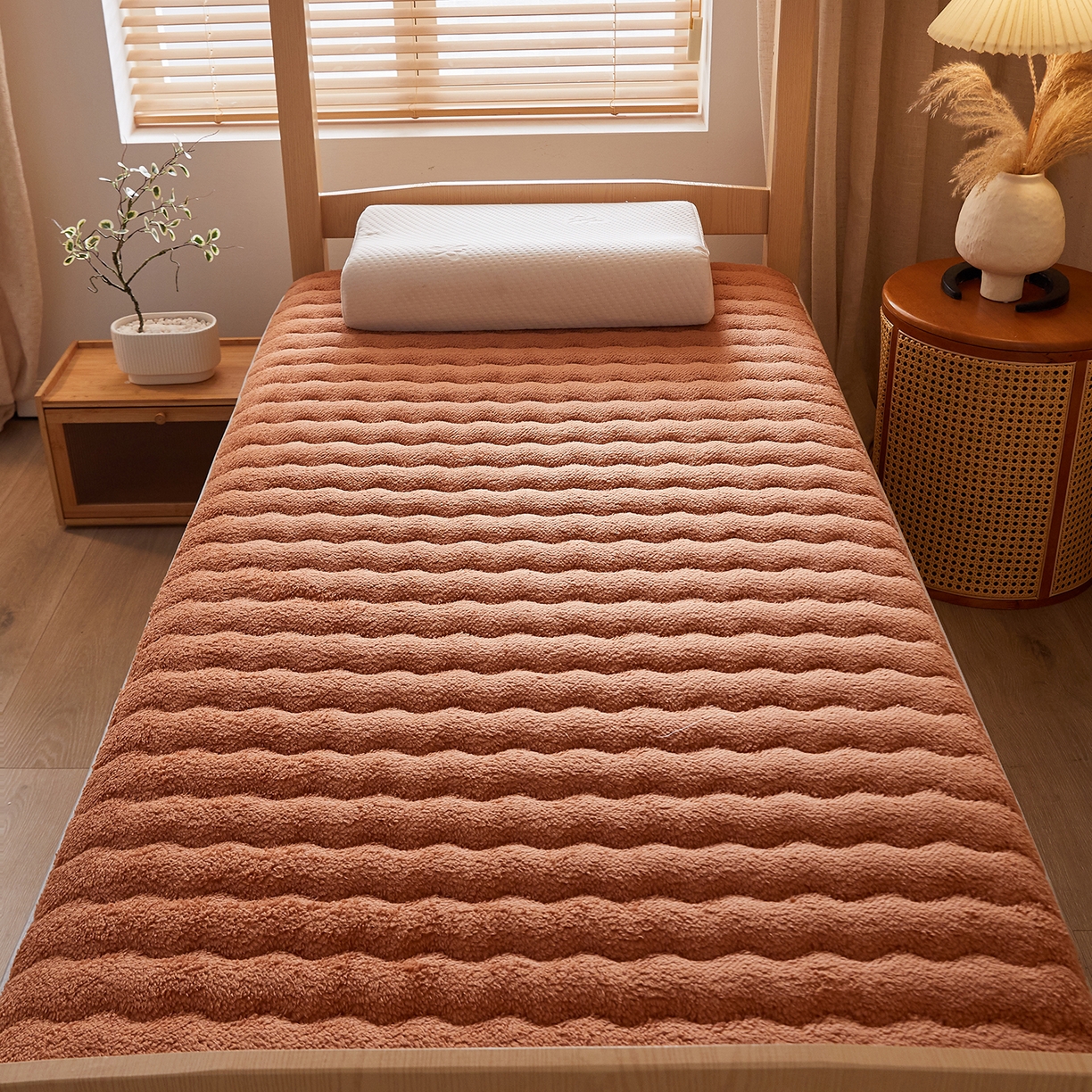 91家纺网 家纺一手货源 找家纺 缦吉 2025新款加厚羊羔绒床垫床褥-学生款 咖色