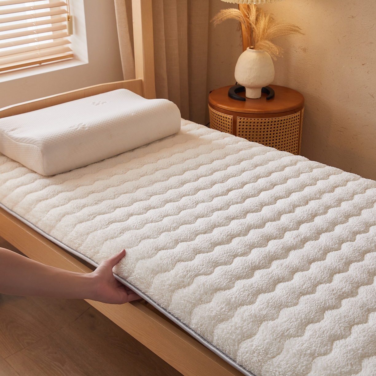 91家纺网 家纺一手货源 找家纺 缦吉 2025新款加厚羊羔绒床垫床褥-学生款 白色