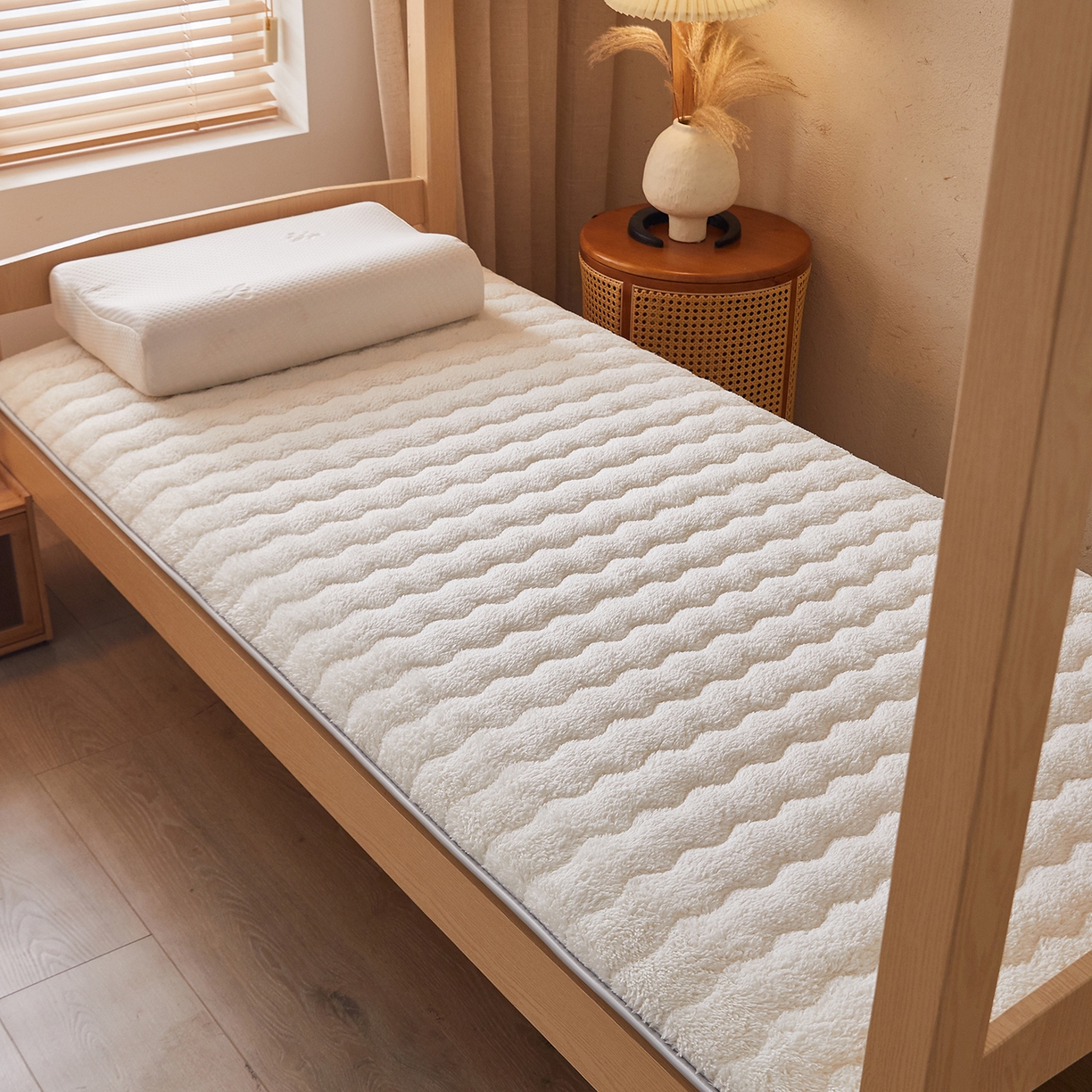 91家纺网 家纺一手货源 找家纺 缦吉 2025新款加厚羊羔绒床垫床褥-学生款 白色