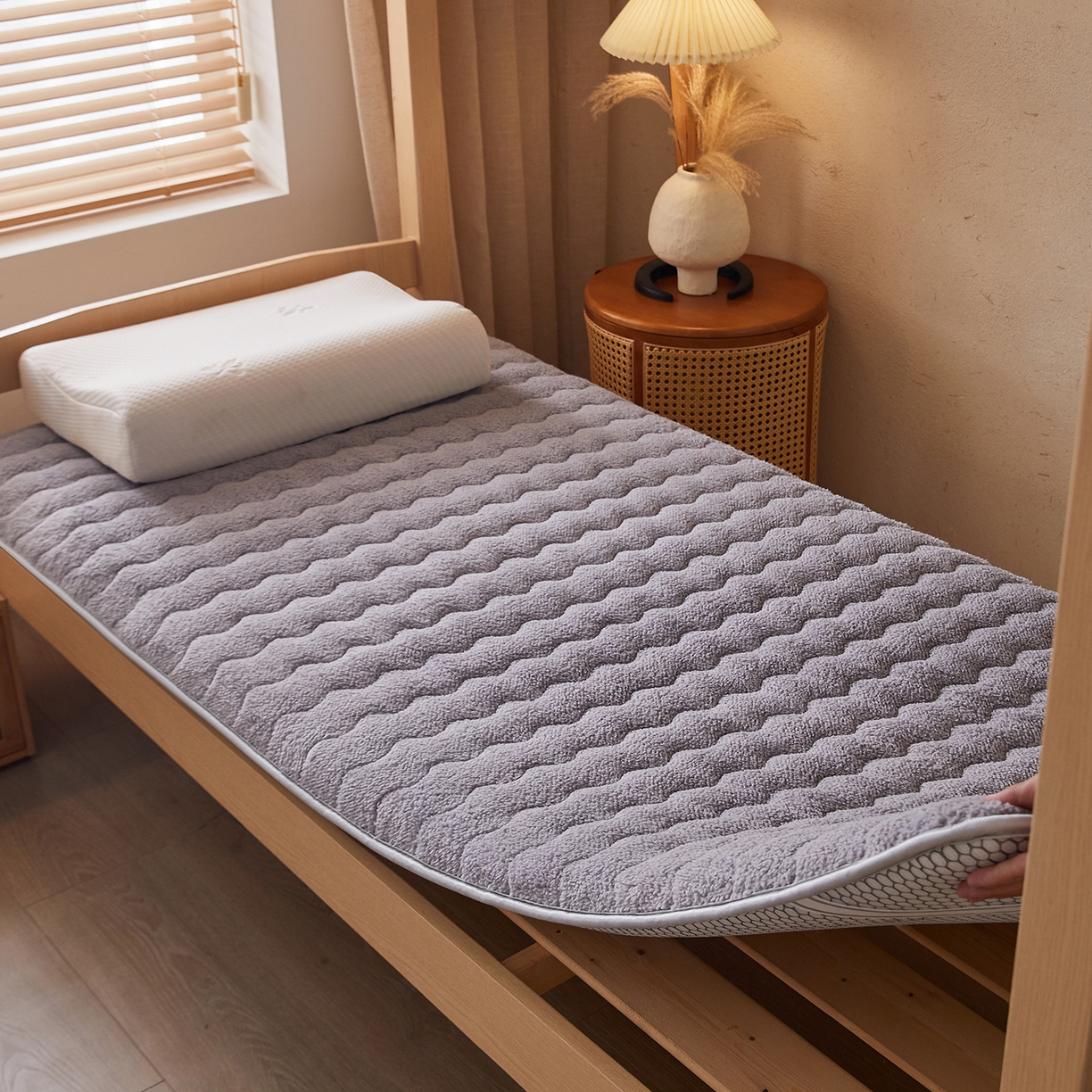 91家纺网 家纺一手货源 找家纺 缦吉 2025新款加厚羊羔绒床垫床褥-学生款 灰色