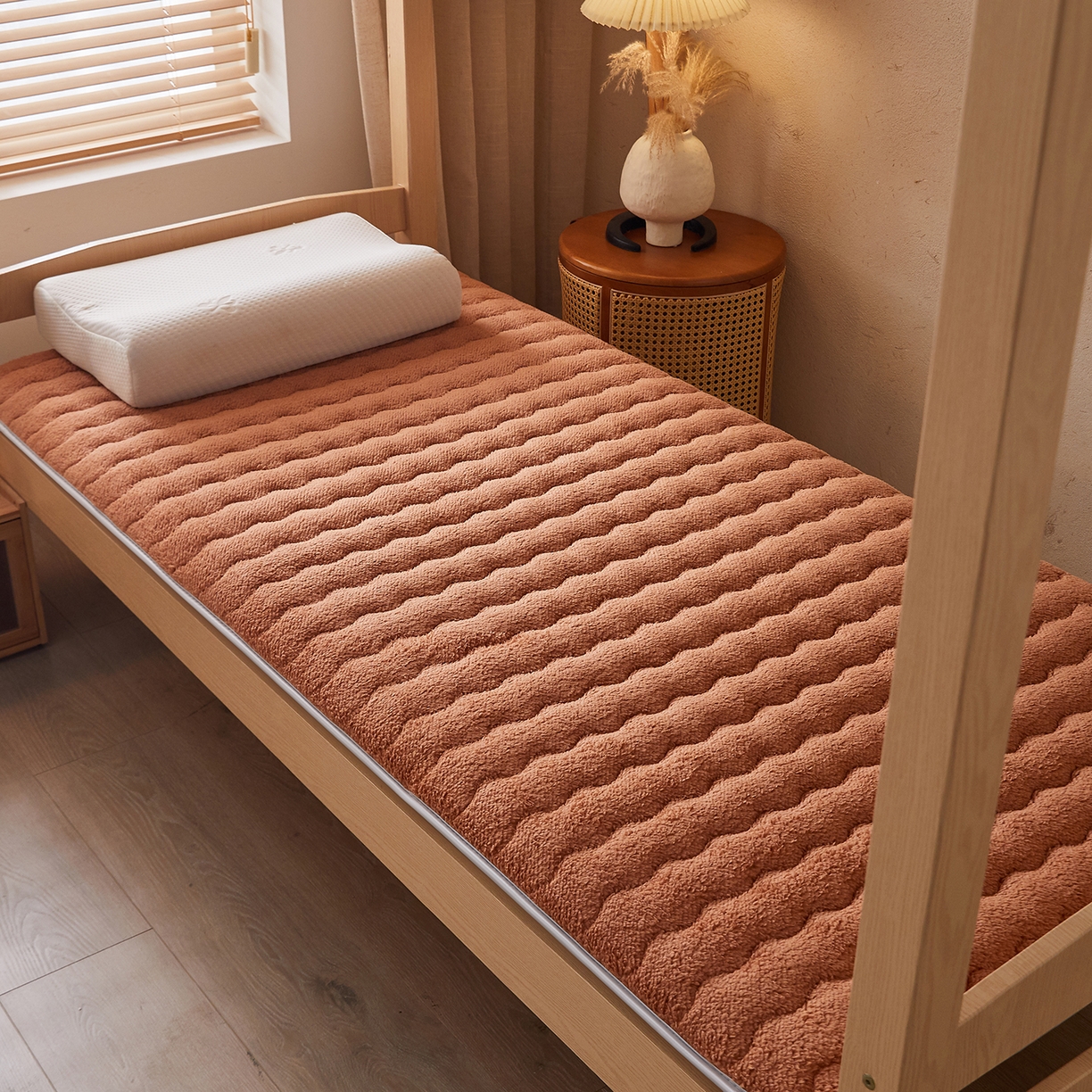 91家纺网 家纺一手货源 找家纺 缦吉 2025新款加厚羊羔绒床垫床褥-学生款 咖色