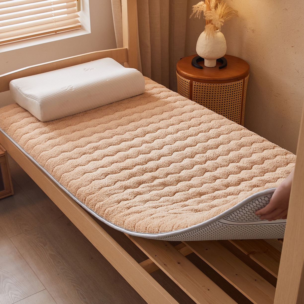 91家纺网 家纺一手货源 找家纺 缦吉 2025新款加厚羊羔绒床垫床褥-学生款 驼色