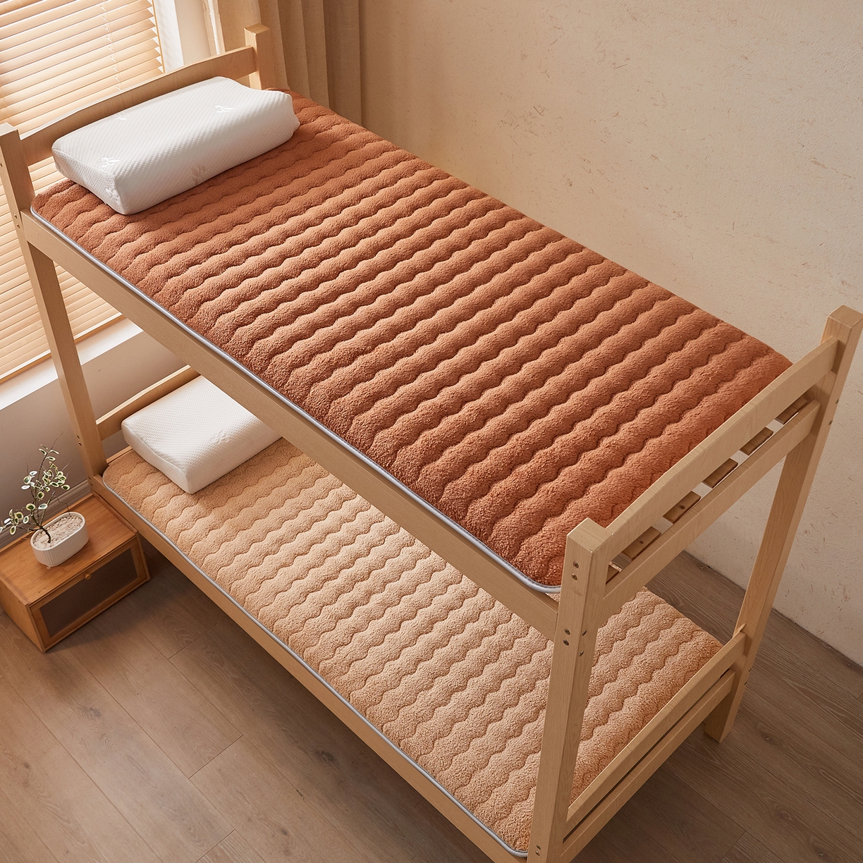 91家纺网 家纺一手货源 找家纺 缦吉 2025新款加厚羊羔绒床垫床褥-学生款 驼色