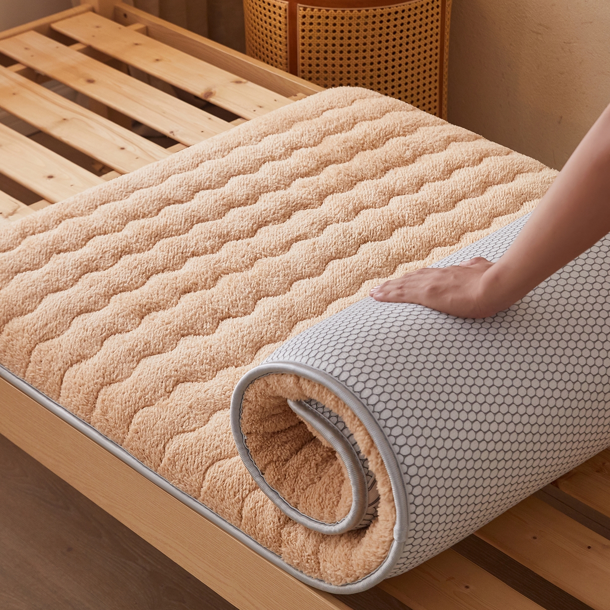 91家纺网 家纺一手货源 找家纺 缦吉 2025新款加厚羊羔绒床垫床褥-学生款 驼色