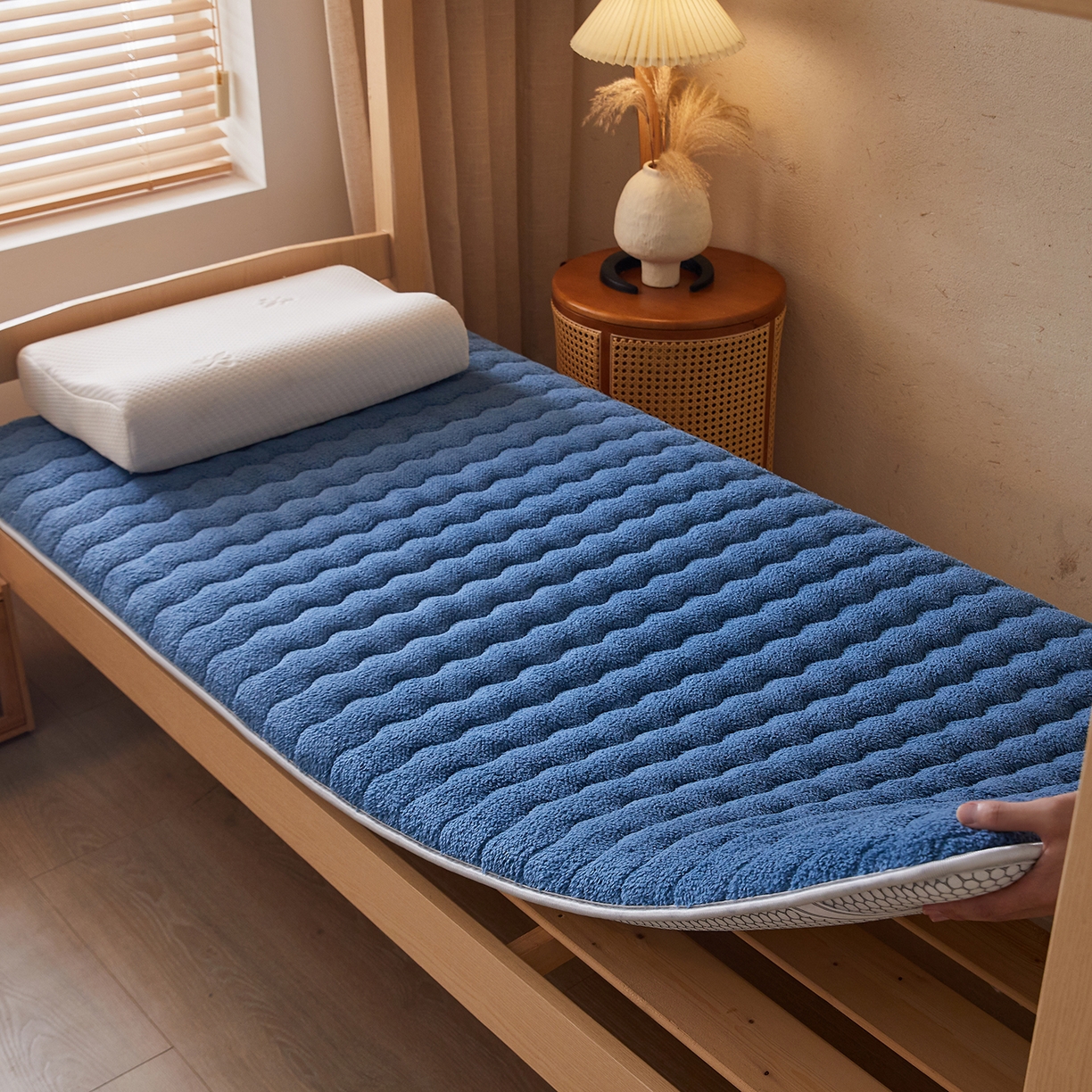 91家纺网 家纺一手货源 找家纺 缦吉 2025新款加厚羊羔绒床垫床褥-学生款 蓝色