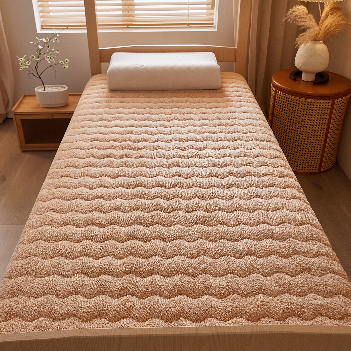 91家纺网 家纺一手货源 找家纺 缦吉 2025新款加厚羊羔绒床垫床褥-学生款 驼色