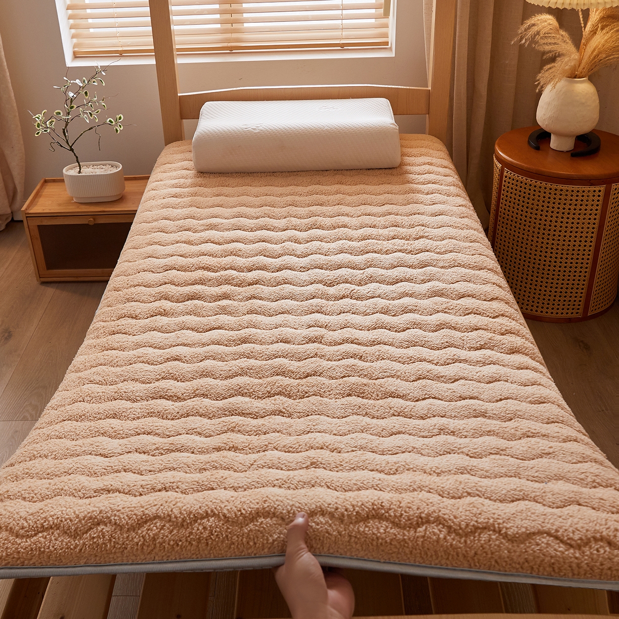 91家纺网 家纺一手货源 找家纺 缦吉 2025新款加厚羊羔绒床垫床褥-学生款 驼色