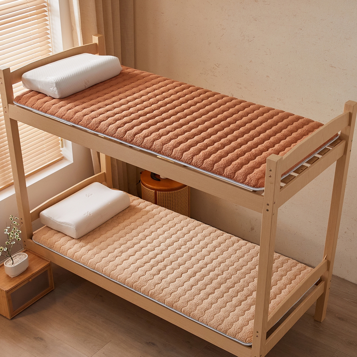 91家纺网 家纺一手货源 找家纺 缦吉 2025新款加厚羊羔绒床垫床褥-学生款 驼色