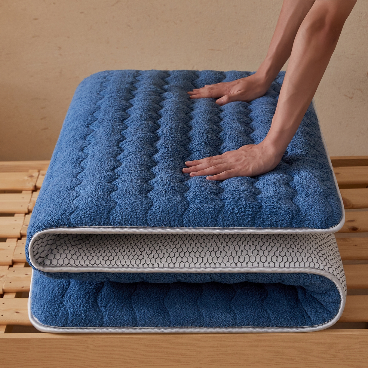 91家纺网 家纺一手货源 找家纺 缦吉 2025新款加厚羊羔绒床垫床褥-学生款 蓝色