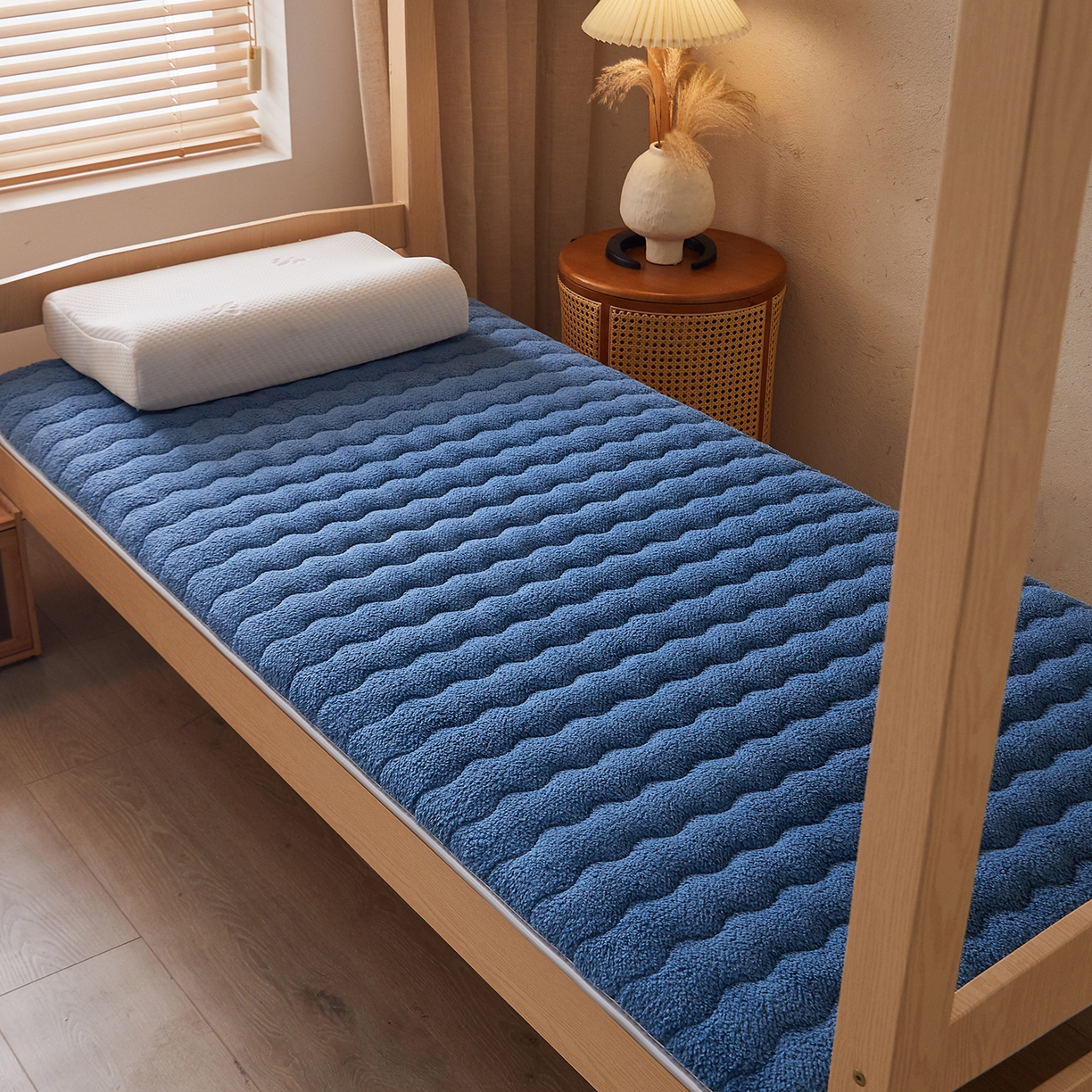 91家纺网 家纺一手货源 找家纺 缦吉 2025新款加厚羊羔绒床垫床褥-学生款 蓝色