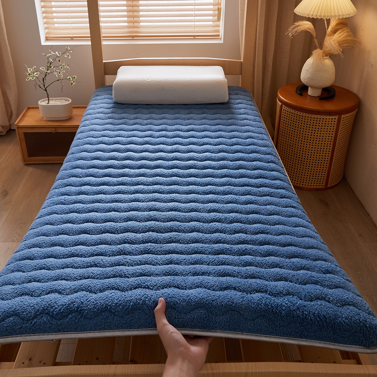 91家纺网 家纺一手货源 找家纺 缦吉 2025新款加厚羊羔绒床垫床褥-学生款 蓝色