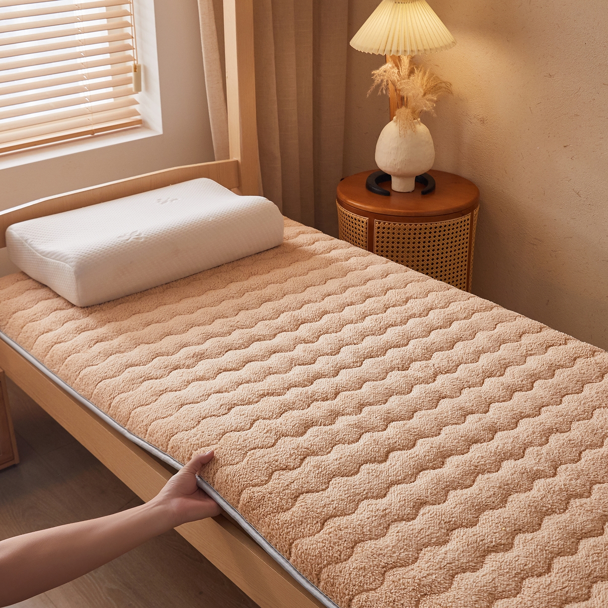 91家纺网 家纺一手货源 找家纺 缦吉 2025新款加厚羊羔绒床垫床褥-学生款 驼色