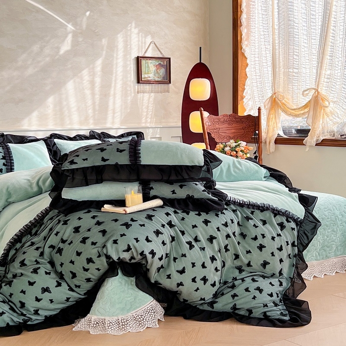 91家纺网 家纺一手货源 找家纺 韩秀家纺 2025新款法式加厚牛奶绒床裙四件套蝴蝶蕾丝花边高克重珊瑚绒保暖夹棉床盖床笠床单工艺款 莫奈花园-青色