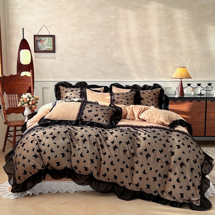 91家纺网 家纺一手货源 找家纺 （总）韩秀家纺 2025新款法式加厚牛奶绒床裙四件套蝴蝶蕾丝花边高克重珊瑚绒保暖夹棉床盖床笠床单工艺款