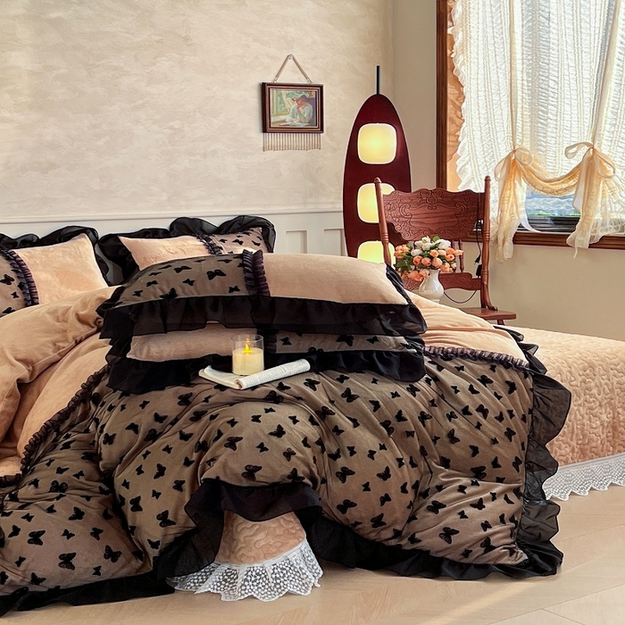 91家纺网 家纺一手货源 找家纺 韩秀家纺 2025新款法式加厚牛奶绒床裙四件套蝴蝶蕾丝花边高克重珊瑚绒保暖夹棉床盖床笠床单工艺款 莫奈花园-咖