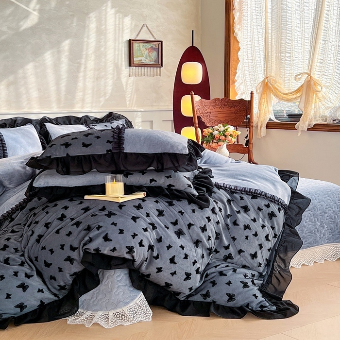 91家纺网 家纺一手货源 找家纺 韩秀家纺 2025新款法式加厚牛奶绒床裙四件套蝴蝶蕾丝花边高克重珊瑚绒保暖夹棉床盖床笠床单工艺款 莫奈花园-灰