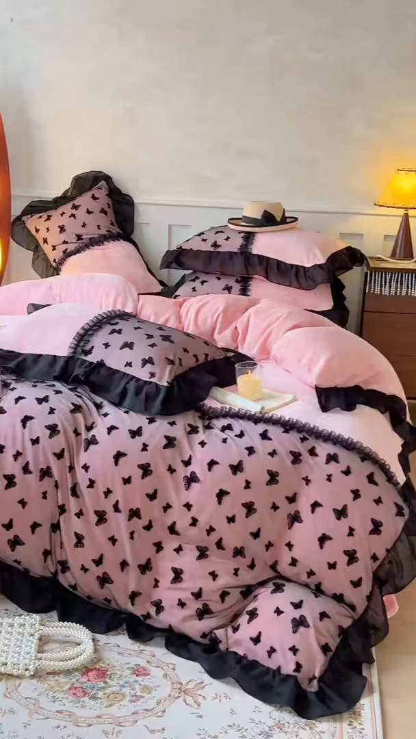 91家纺网 家纺一手货源 找家纺 （总）韩秀家纺 2025新款法式加厚牛奶绒床裙四件套蝴蝶蕾丝花边高克重珊瑚绒保暖夹棉床盖床笠床单工艺款