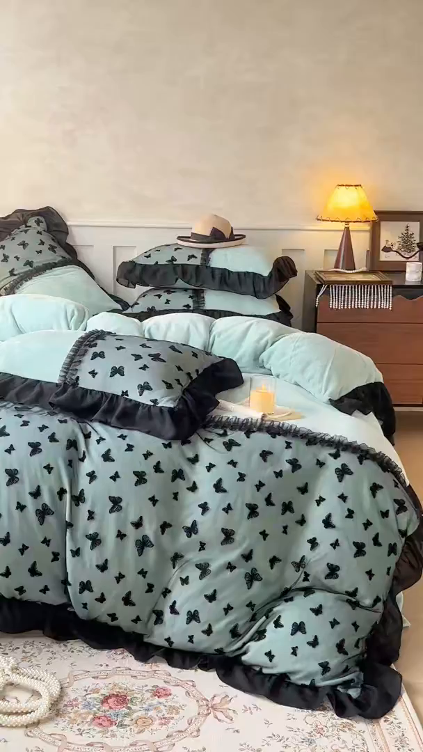 91家纺网 家纺一手货源 找家纺 韩秀家纺 2025新款法式加厚牛奶绒床裙四件套蝴蝶蕾丝花边高克重珊瑚绒保暖夹棉床盖床笠床单工艺款 莫奈花园-青色