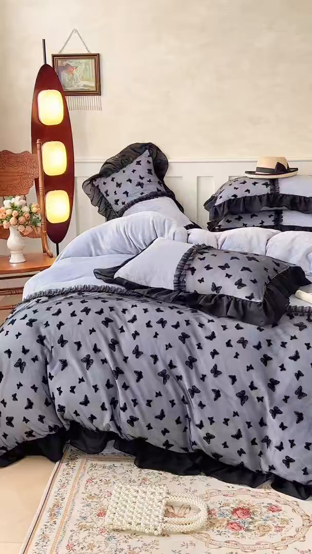 91家纺网 家纺一手货源 找家纺 韩秀家纺 2025新款法式加厚牛奶绒床裙四件套蝴蝶蕾丝花边高克重珊瑚绒保暖夹棉床盖床笠床单工艺款 莫奈花园-灰