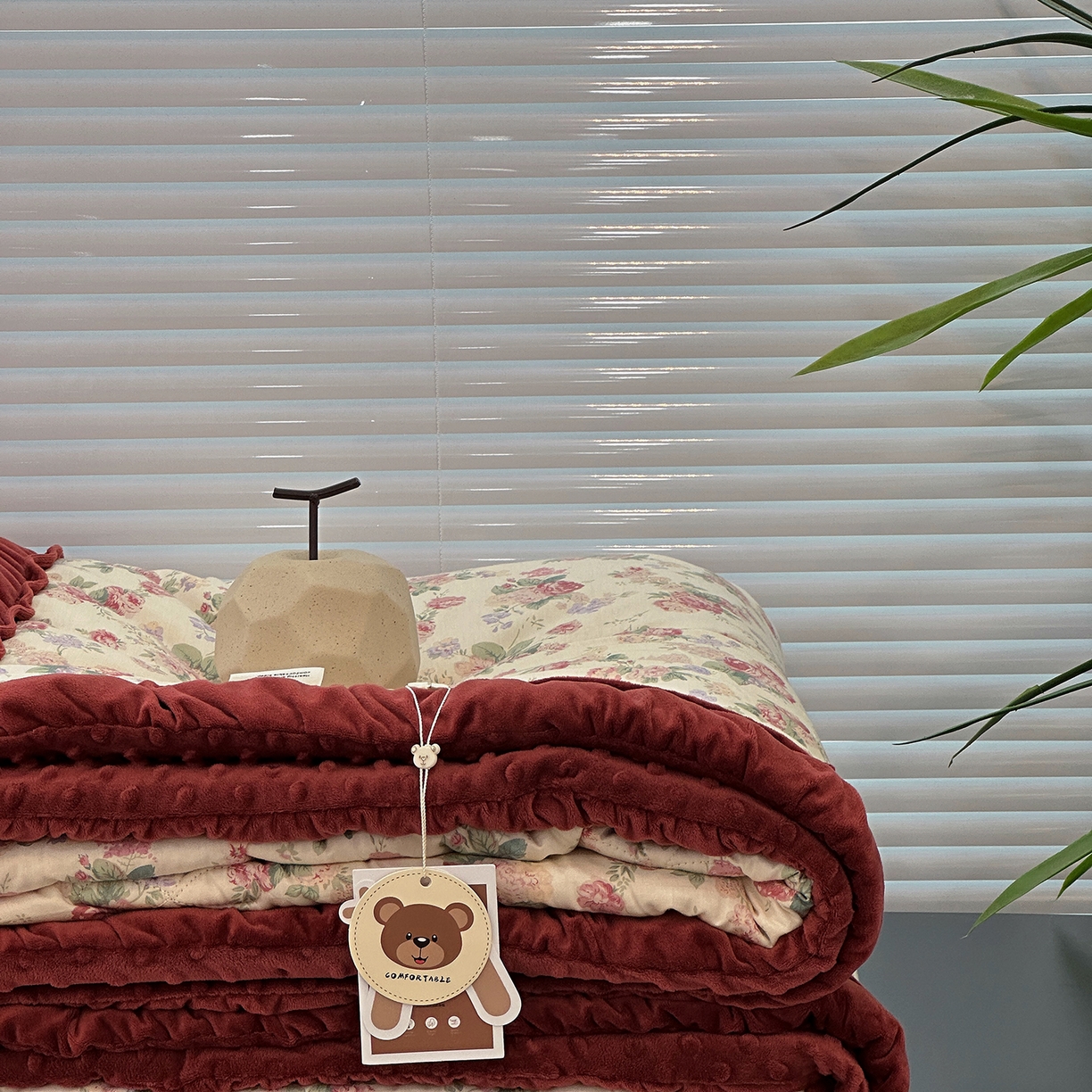 91家纺网 家纺一手货源 找家纺 佰织鑫家居 2025新款全棉花苞款高克重豆豆被被子被芯 落了白