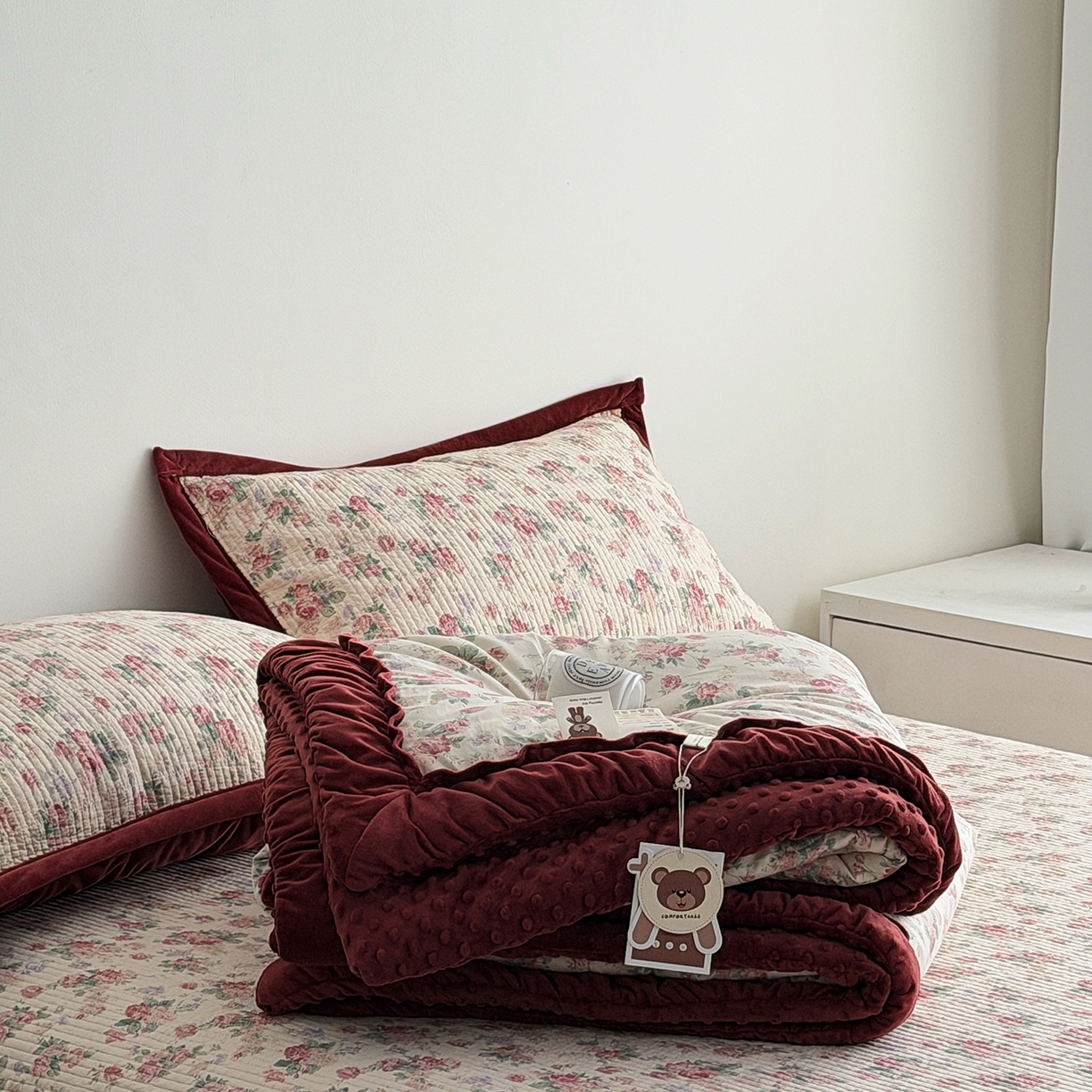 91家纺网 家纺一手货源 找家纺 佰织鑫家居 2025新款棉加绒床盖三件套花苞豆豆被四件套 落了白