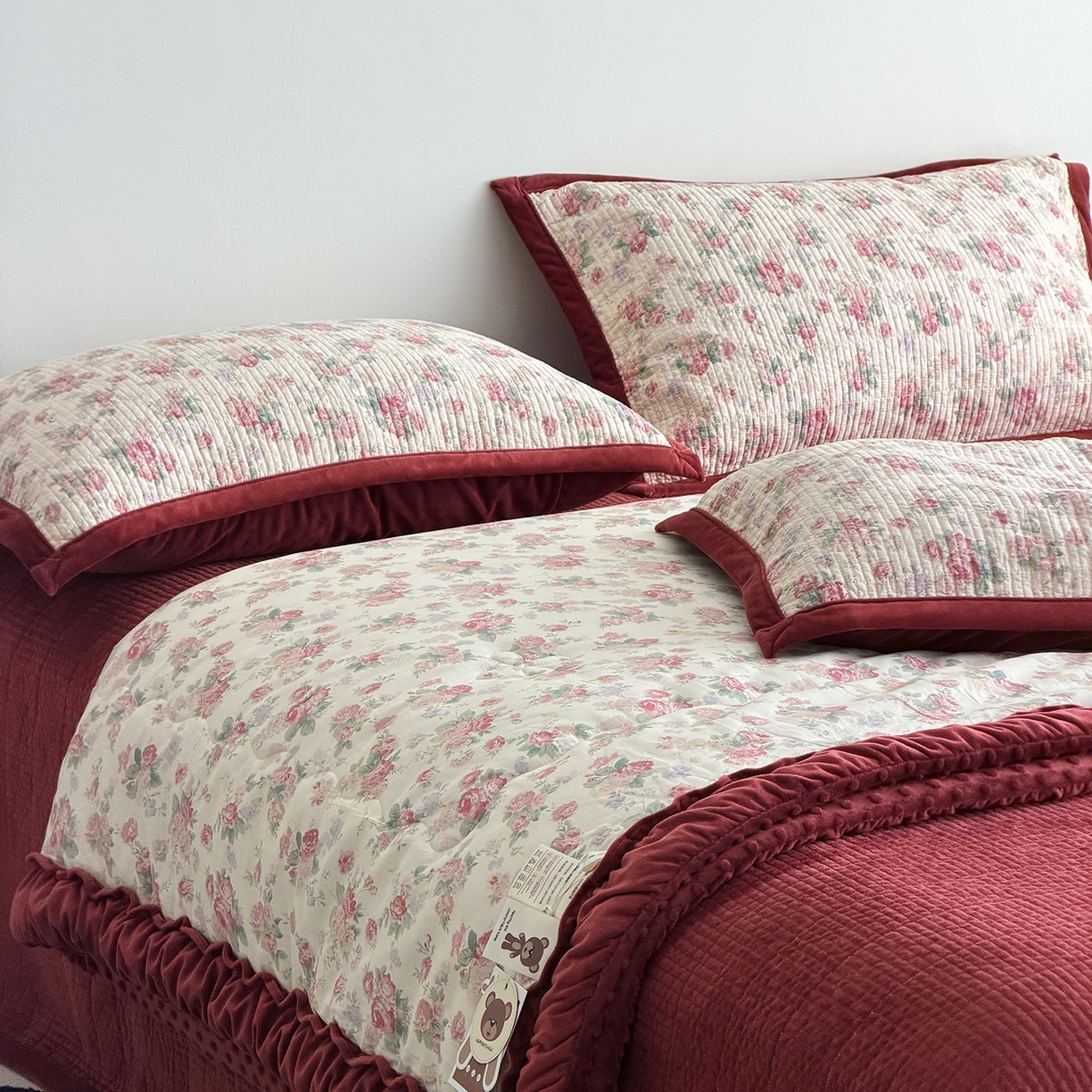 91家纺网 家纺一手货源 找家纺 佰织鑫家居 2025新款棉加绒床盖三件套花苞豆豆被四件套 落了白