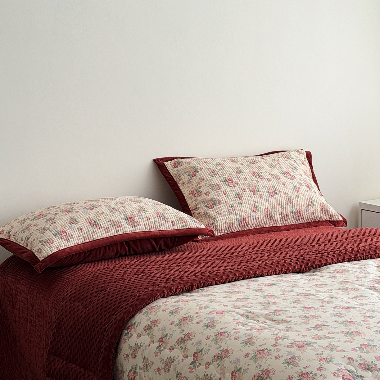 91家纺网 家纺一手货源 找家纺 佰织鑫家居 2025新款棉加绒床盖三件套花苞豆豆被四件套 落了白