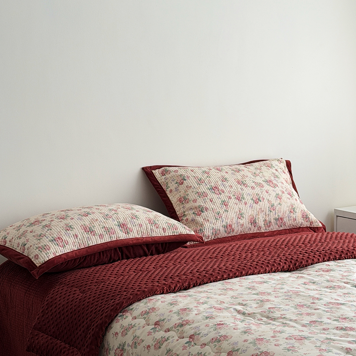 91家纺网 家纺一手货源 找家纺 佰织鑫家居 2025新款棉加绒床盖三件套花苞豆豆被四件套 落了白